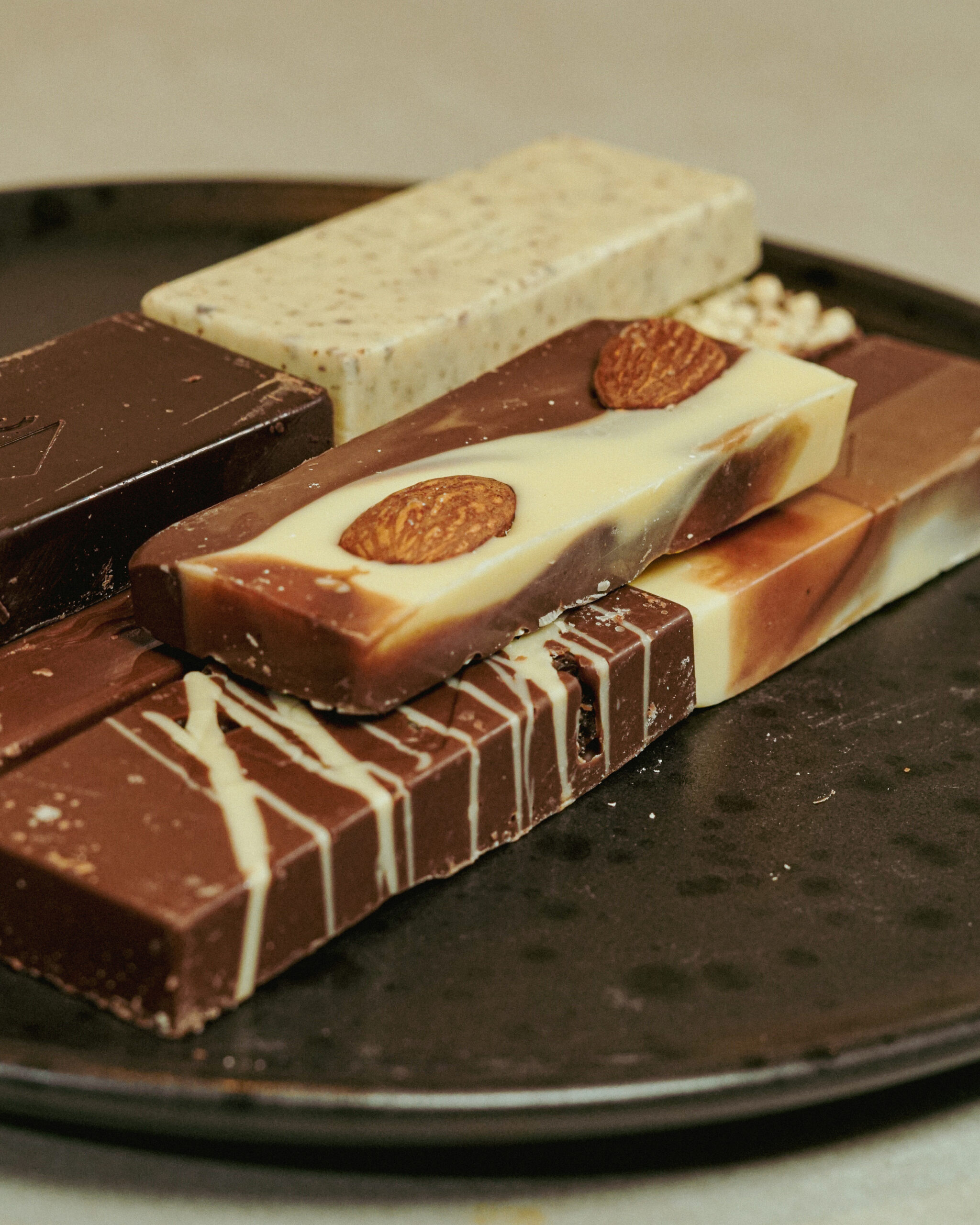 Barrinhas de Chocolate Lugano: Tradição em 25 gramas